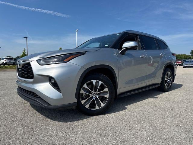 2021 Toyota Highlander XLE AWD (Natl) in Celestial Silver Metallic — front three-quarter view