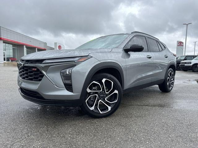2025 Chevrolet Trax FWD 4dr 2RS in Sterling Gray Metallic — front three-quarter view